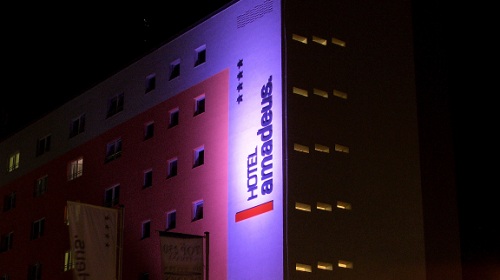 hauber & graf gmbh - Kompetenz in Licht: Fassadenbeleuchtung mit Hotel-Logo, Hotel Amadeus Hannover